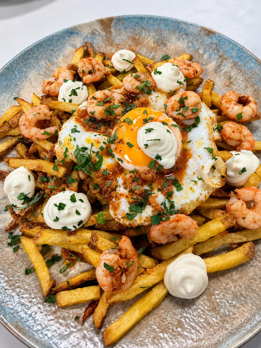 Patatas arrieras con gambas, huevo y alioli
