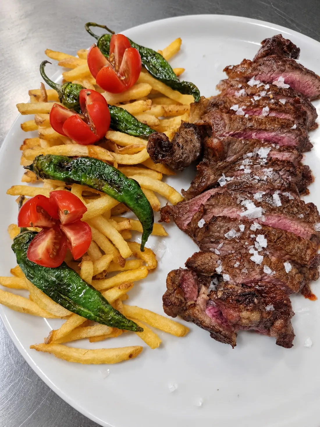 Entrecot de vaca frisona con papas y pimientos