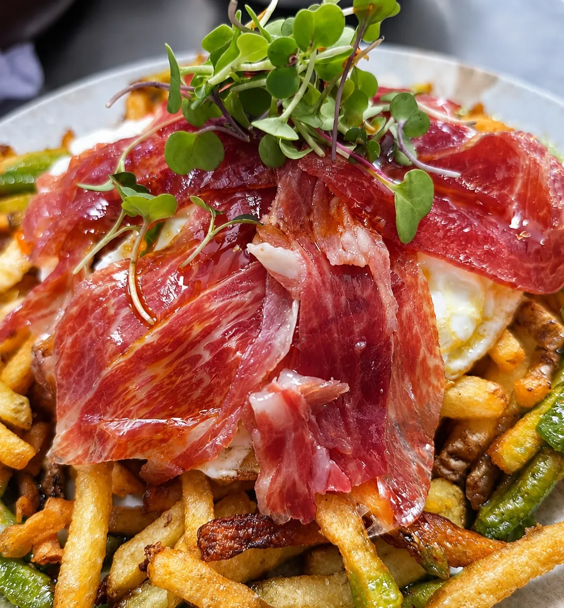 Huevos fritos con papas y jamón Montesierra