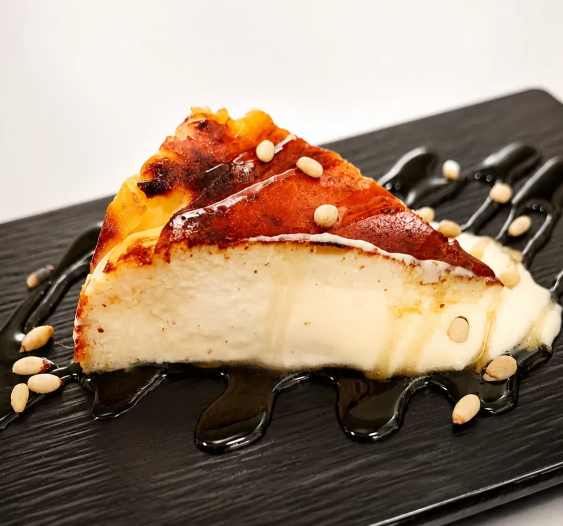 Tarta de queso de oveja con miel y piñones