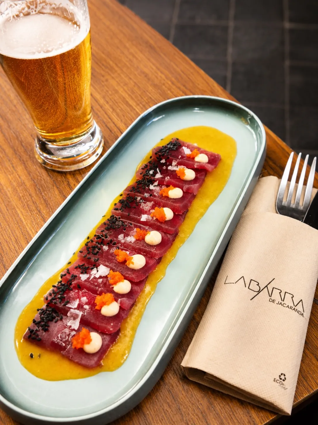 Tiradito de atún sobre salsa de fruta de la pasión